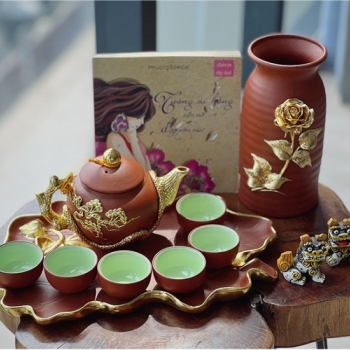 Ấm tử sa đắp dát vàng 24K kèm lọ hoa