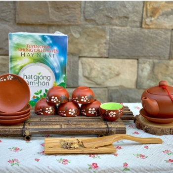 Ấm tử sa quai chuôi chấm đào