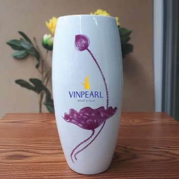 Lọ hoa sứ men trắng in logo dáng boom vẽ sen
