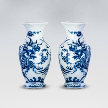 Lọ rồng miệng lượn trắng xanh khắc nổi H32